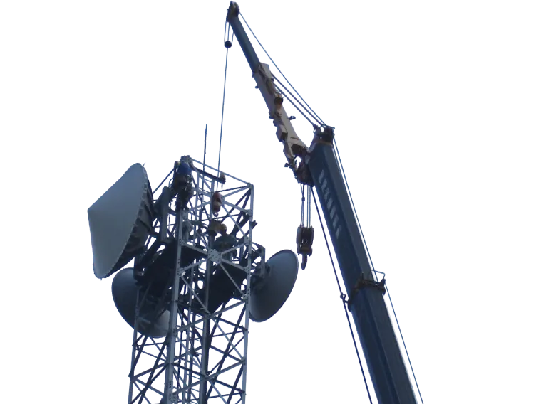 鉄塔とクレーン車による作業の様子